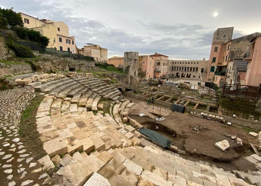 Luxury Suite - Teatro Romano - Duomo - Centro Storico Wi-Fi Терачина Екстериор снимка