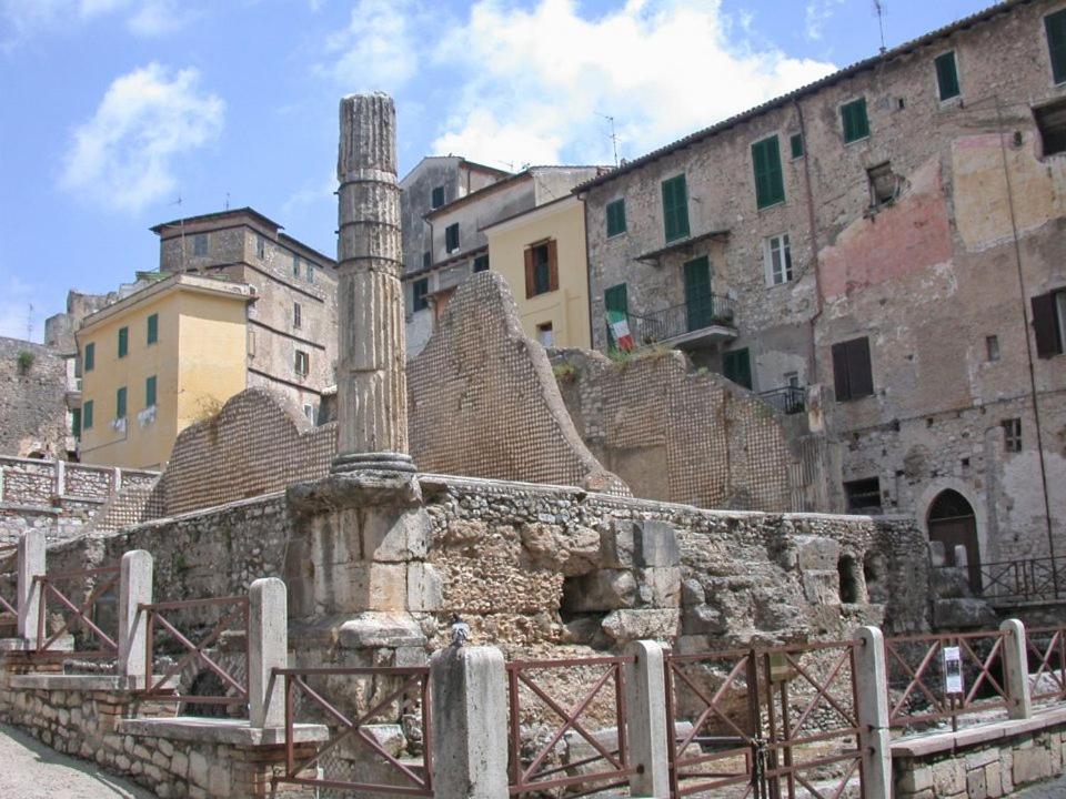 Luxury Suite - Teatro Romano - Duomo - Centro Storico Wi-Fi Терачина Екстериор снимка