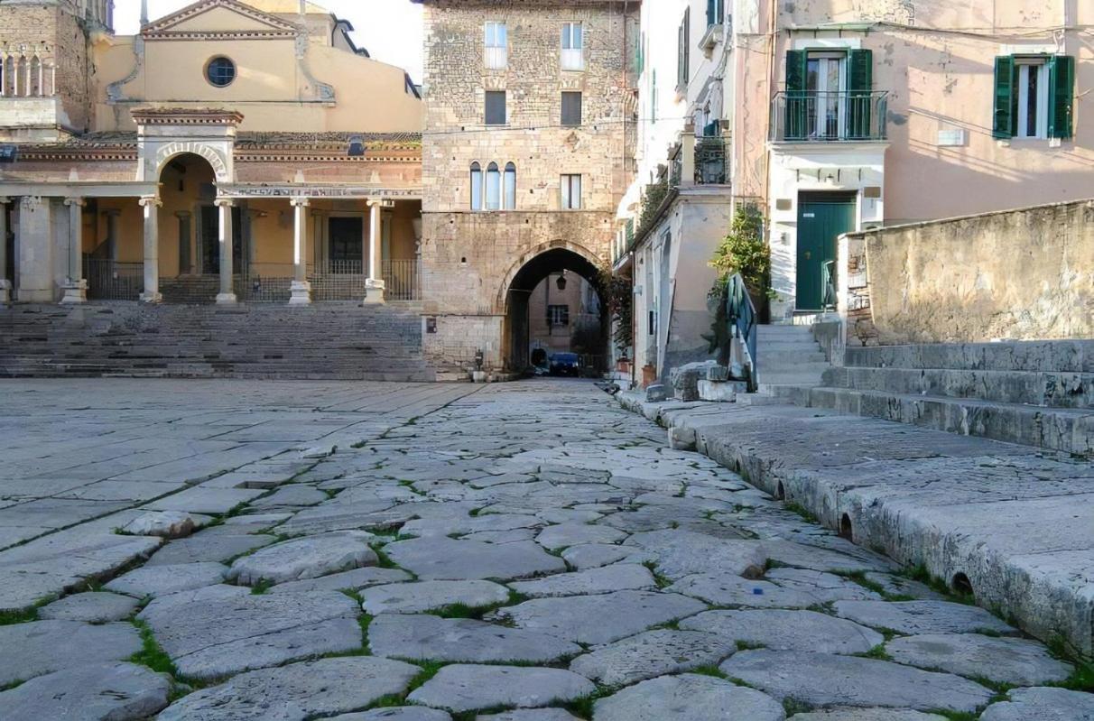Luxury Suite - Teatro Romano - Duomo - Centro Storico Wi-Fi Терачина Екстериор снимка
