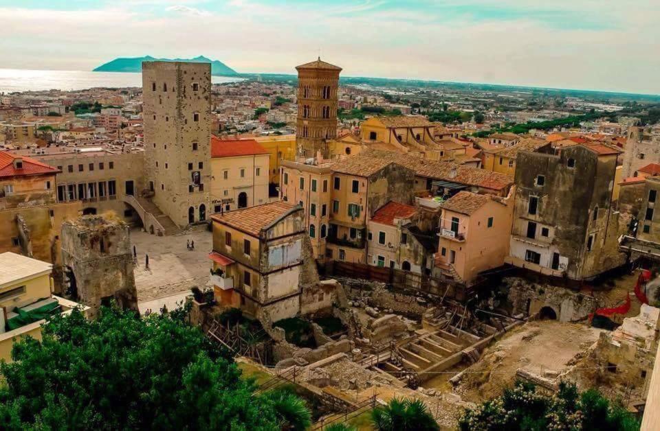Luxury Suite - Teatro Romano - Duomo - Centro Storico Wi-Fi Терачина Екстериор снимка