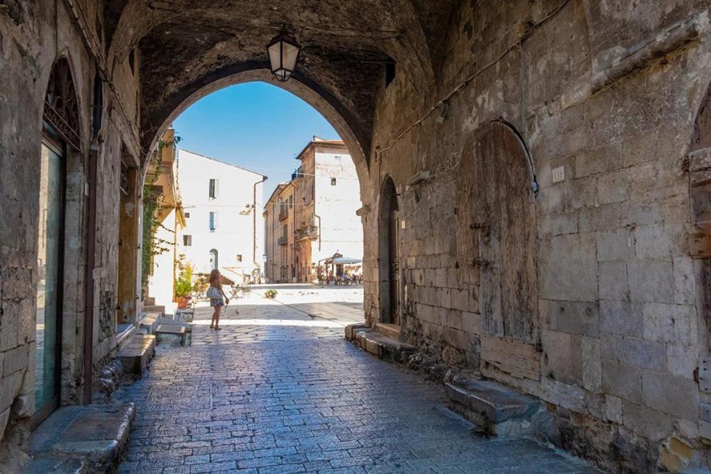 Luxury Suite - Teatro Romano - Duomo - Centro Storico Wi-Fi Терачина Екстериор снимка