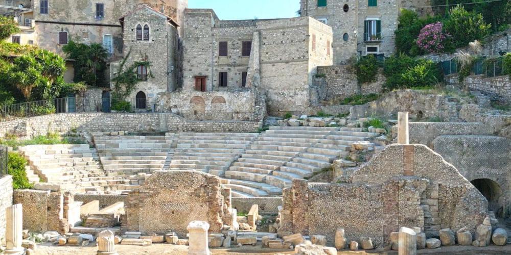 Luxury Suite - Teatro Romano - Duomo - Centro Storico Wi-Fi Терачина Екстериор снимка