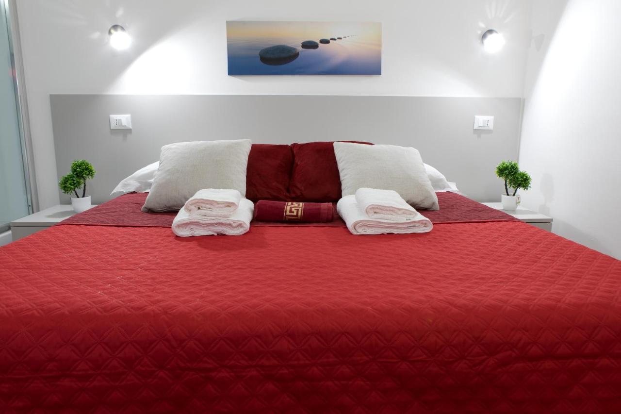 Luxury Suite - Teatro Romano - Duomo - Centro Storico Wi-Fi Терачина Екстериор снимка