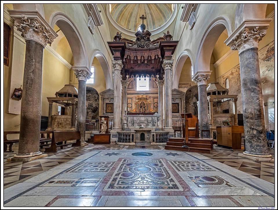 Luxury Suite - Teatro Romano - Duomo - Centro Storico Wi-Fi Терачина Екстериор снимка