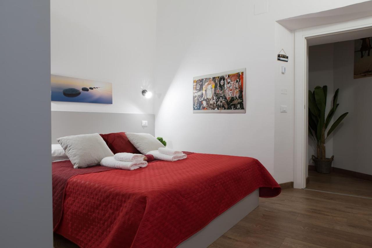 Luxury Suite - Teatro Romano - Duomo - Centro Storico Wi-Fi Терачина Екстериор снимка